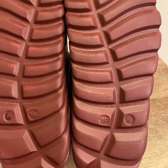 Not your crocs / unisex size 6 - Picture 4 of 4